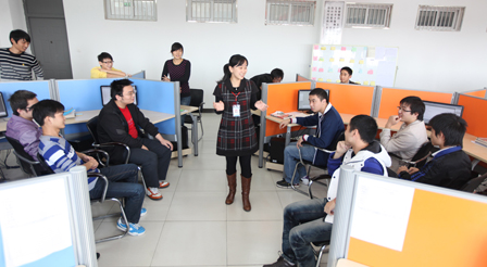 導師在企業環境下的實訓室內給學生們上課