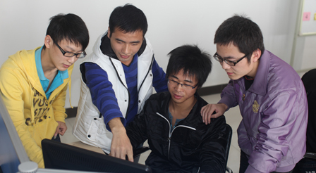 同學們在討論開發項目