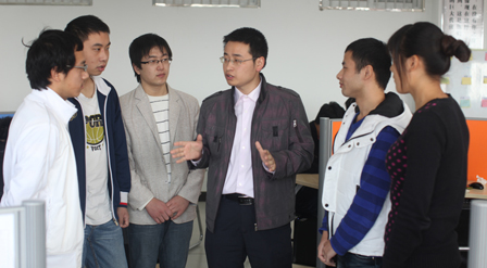 專業導師在給同學們講解項目架構