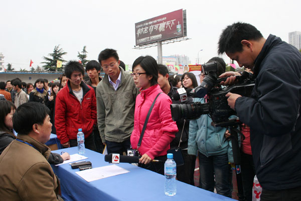 新聞媒體前來采訪報道