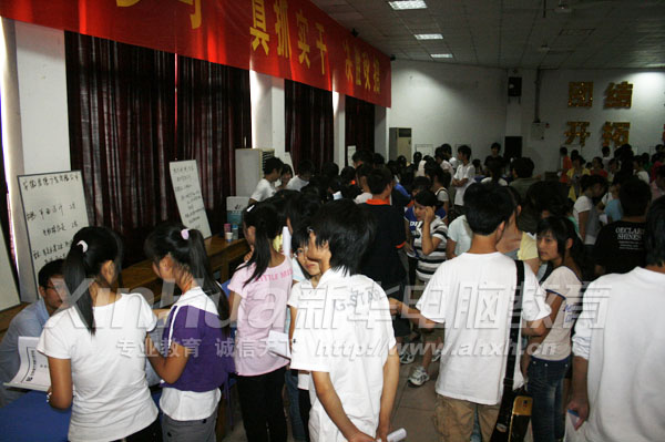 人頭攢動的招聘會現場