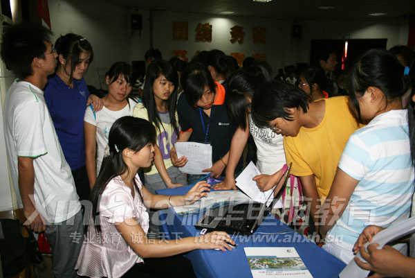 用人單位向學子介紹公司情況