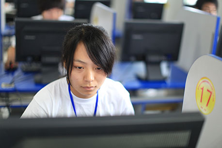 朱笛同學在比賽現場認真投入