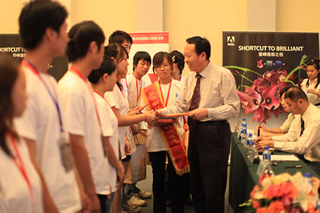 主辦方領導向獲獎選手頒發證書