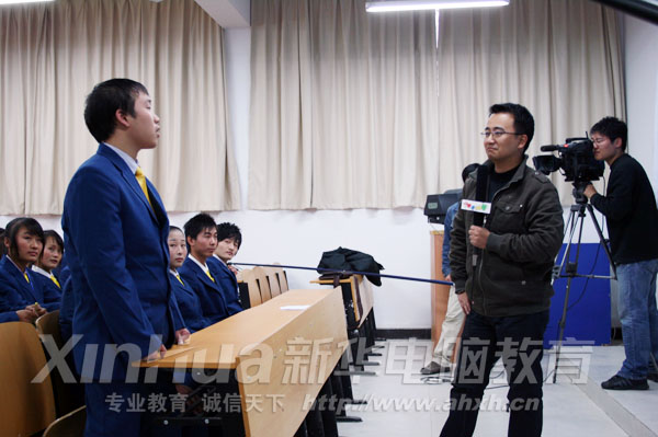 秦春正在和新華學子們進行交流