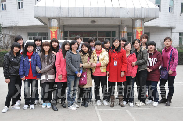 本次奔赴上海上崗就業(yè)的部分學(xué)子與班主任合影