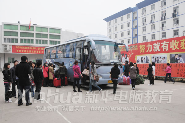 即將啟程的畢業(yè)學(xué)子正在裝運(yùn)行李