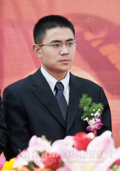 新華教育集團(tuán)浙江校友協(xié)會(huì)會(huì)長(zhǎng)、浙江南方建筑設(shè)計(jì)院建筑工程師許雙貴出席開(kāi)幕式