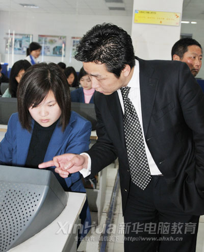 新華畢業(yè)學(xué)子、上海校友會(huì)會(huì)長(zhǎng)指導(dǎo)學(xué)妹填寫簡(jiǎn)歷