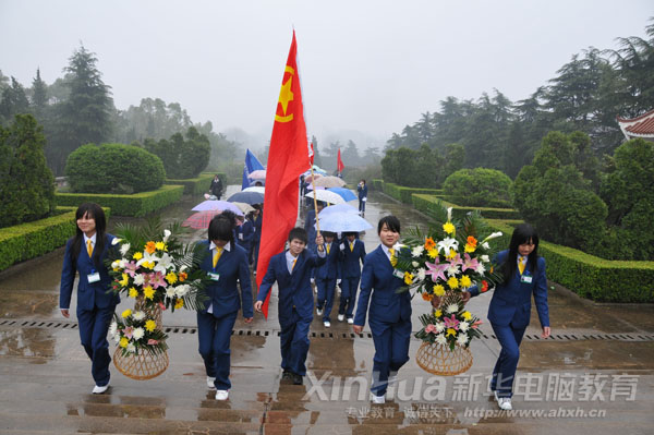 新華學子緩步來到烈士紀念碑前