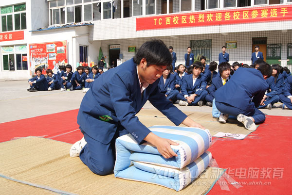 參賽選手在做最后的檢查
