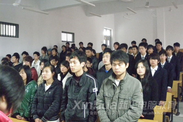 大會在雄壯的國歌聲中了拉開帷幕