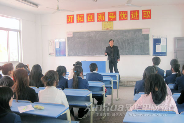 縱橫天地商旅公司代表正在簡單介紹該公司的發(fā)展?fàn)顩r