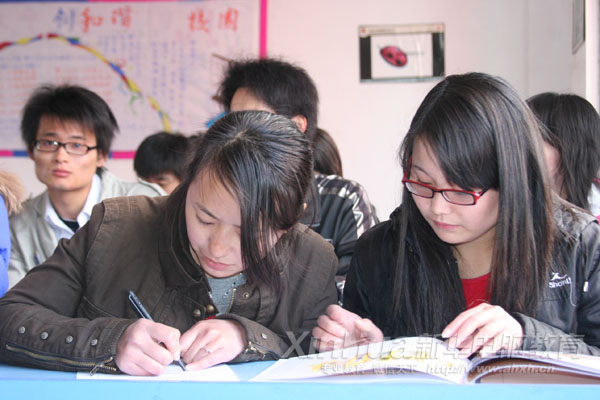 新華學(xué)子們正在填寫個人簡歷