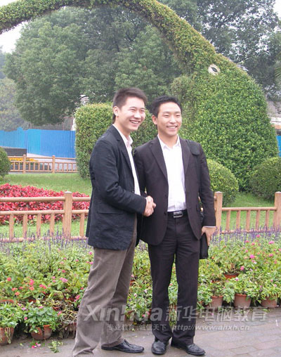 為了更遠的目標,更大的理想,王超依然放棄了年薪十萬的崗位,與學長劉亮攜手,共創未來。圖為王超和劉亮合影(左為王超,右為劉亮)。