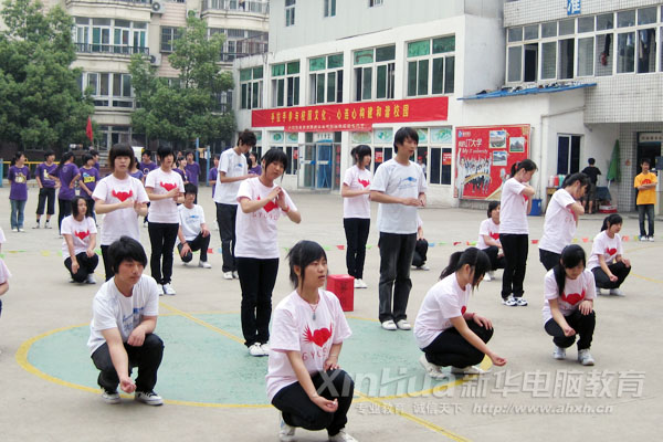 整齊的動(dòng)作表現(xiàn)出同學(xué)們的深情