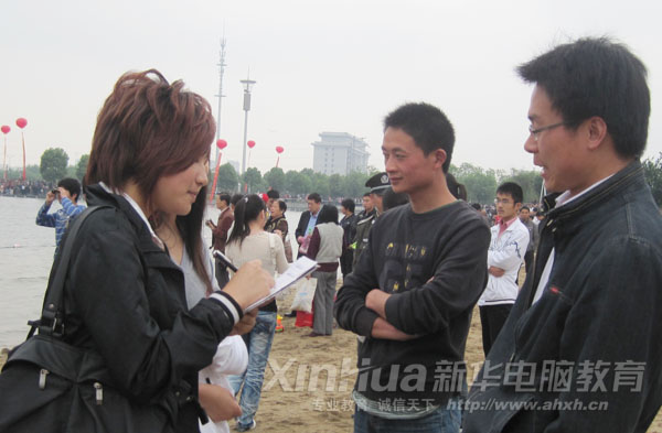 新華校園通訊社記者采訪市民
