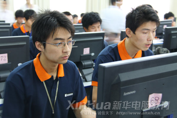 參賽選手緊張答題中