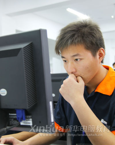 參加軟件編程大賽選手答題中