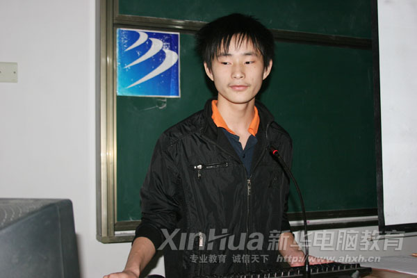 參賽選手正在演示Flash作品