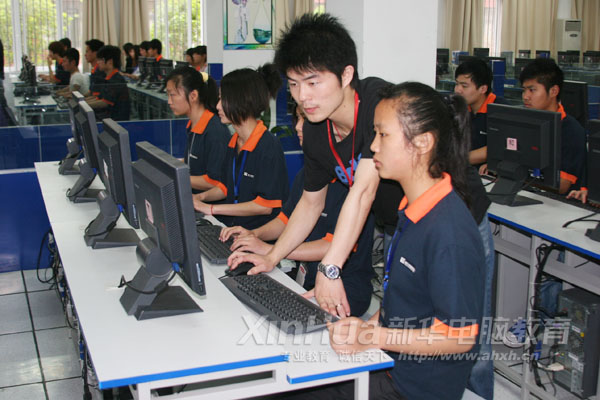 指導老師正在現場測試軟件