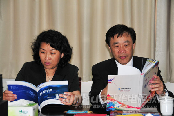莊校長和夫人認真閱讀新華資料