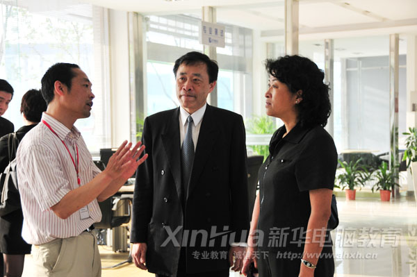 院領導向莊校長一行介紹學院辦學情況