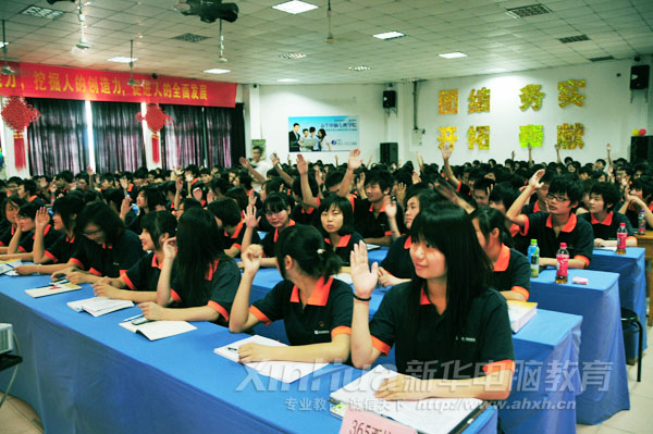 與會代表舉手表決相關決議
