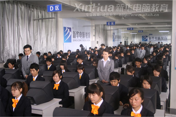新華學子上手快、動手能力強,受到眾多用人單位的一致肯定。圖為新華學子正在現代化網絡實訓中心接受“綜合項目實訓”