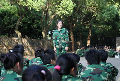 新華電腦專(zhuān)修學(xué)院新生軍訓(xùn)花絮