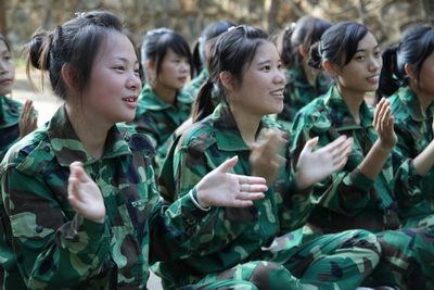 新華電腦專(zhuān)修學(xué)院新生軍訓(xùn)花絮
