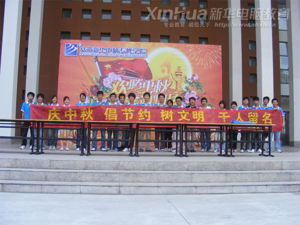社團代表們在個性海報前合影留念