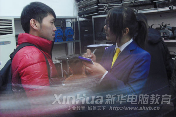 新華小記者采訪幕后工作人員