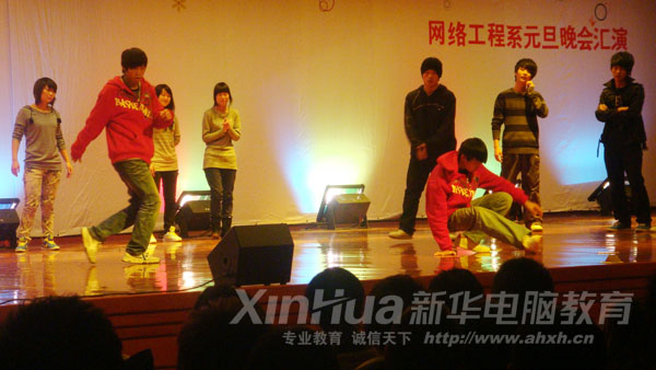 大學生藝術團街舞表演《Show time》