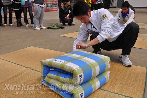 安徽新華電腦專修學院_“我型我秀”疊軍被大賽現場