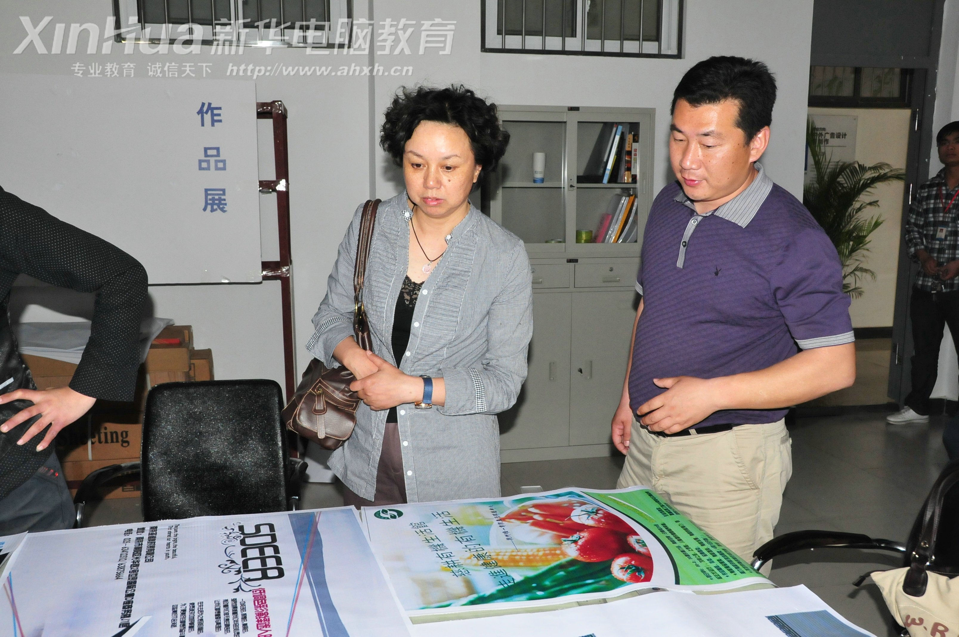 安徽新華電腦專修學院_瑤海區政協副主席包肥生正在實訓中心參觀學生作品