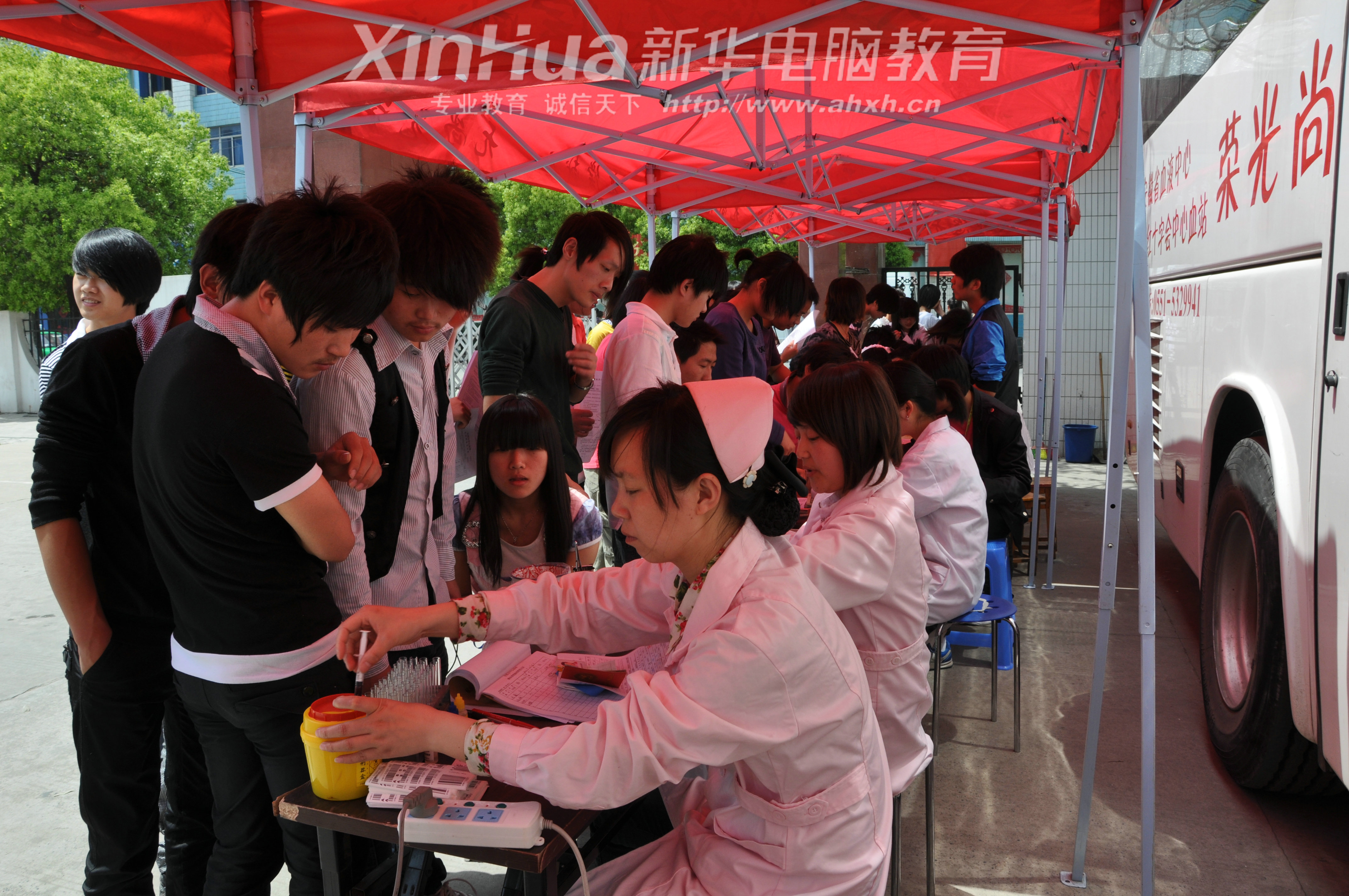安徽新華電腦專修學院_學子們踴躍獻血現場