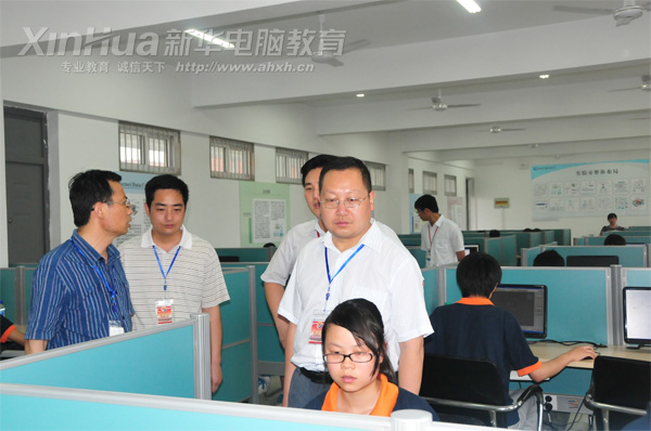 安徽新華電腦專修學(xué)院_學(xué)院領(lǐng)導(dǎo)正在參觀三維靜態(tài)作品設(shè)計(jì)大賽現(xiàn)場(chǎng)