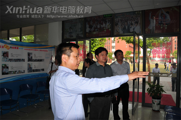 安徽新華電腦專修學院_我院就業指導中心負責人向新站區領導介紹就業信息