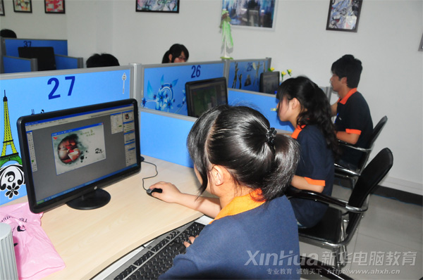 安徽新華電腦專修學院_選手們正在制作精美的平面靜態(tài)作品
