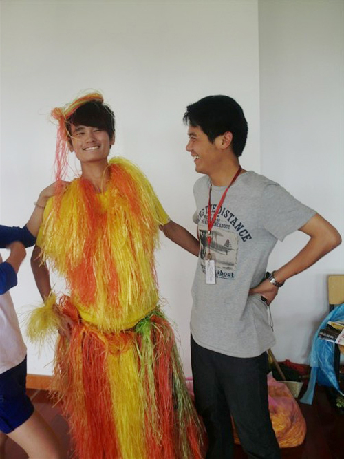 安徽新華電腦專修學院——顏老師在活動彩排現(xiàn)場忙碌并快樂著