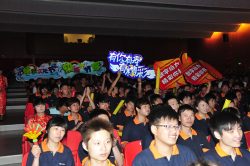 安徽新華電腦專修學院——晚會現(xiàn)場同學們笑聲背后凝結(jié)著無數(shù)人無私奉獻的辛勤汗水