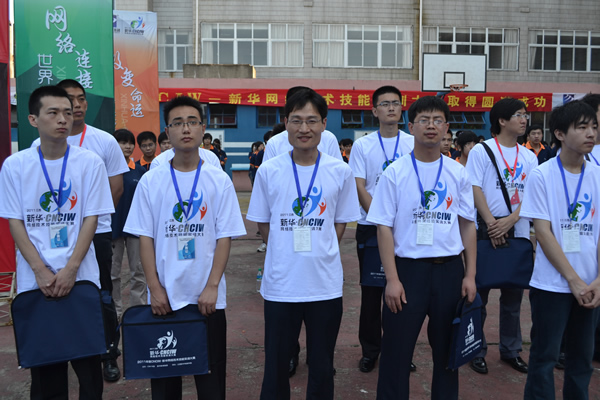 安徽新華電腦專修學院邵春林老師在開幕式現場(中)