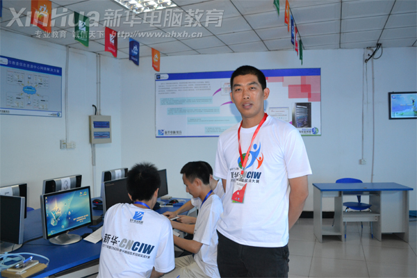 安徽新華電腦專修學院_安徽新華電腦專修學院的孫立民主任作為本次大賽的評委,正在學生組比賽現場