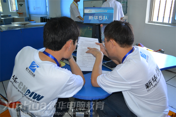 姚育生老師正在和邵春林老師探討試題