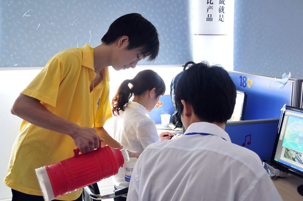 貼心服務,只愿參賽選手安心考試的志愿者