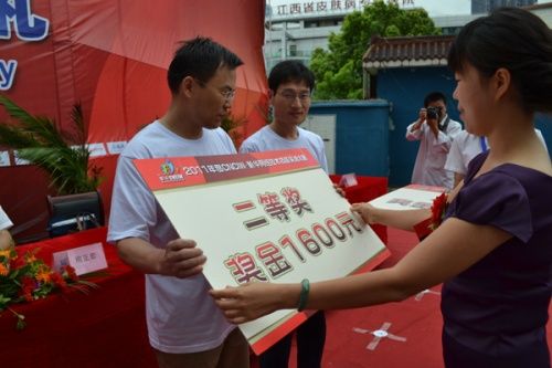 安徽新華電腦專修學院_CNCIW公司中國區總經理鄭欣為安徽新華姚育生老師頒發獎牌