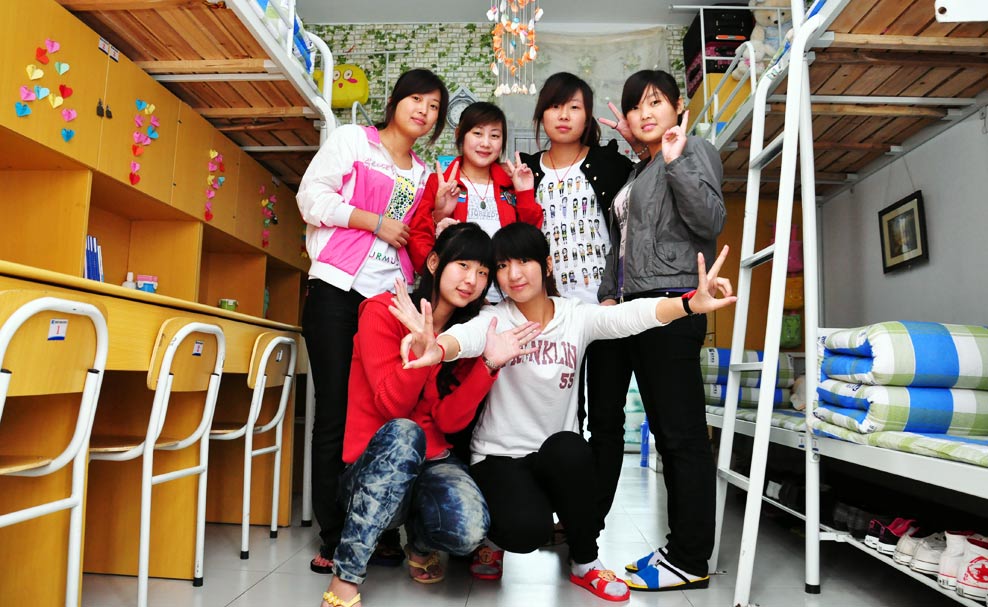 安徽新華電腦專修學(xué)院_IT大學(xué)學(xué)子溫馨寢室