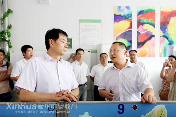 著名表演藝術家濮存昕參觀安徽新華電腦專修學院廣告藝術實訓室