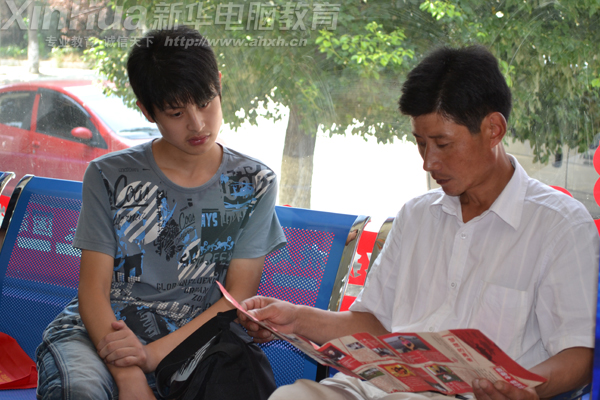 上陣父子兵——兒子來上學,父親做參謀:要向杰出的學長學姐學習